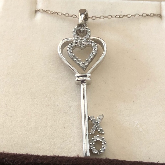 Key Necklace 🗝✨ - Picture 3 of 3